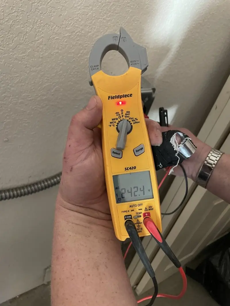 Voltage testing with clamp meter during Generator Installation in Hamburg